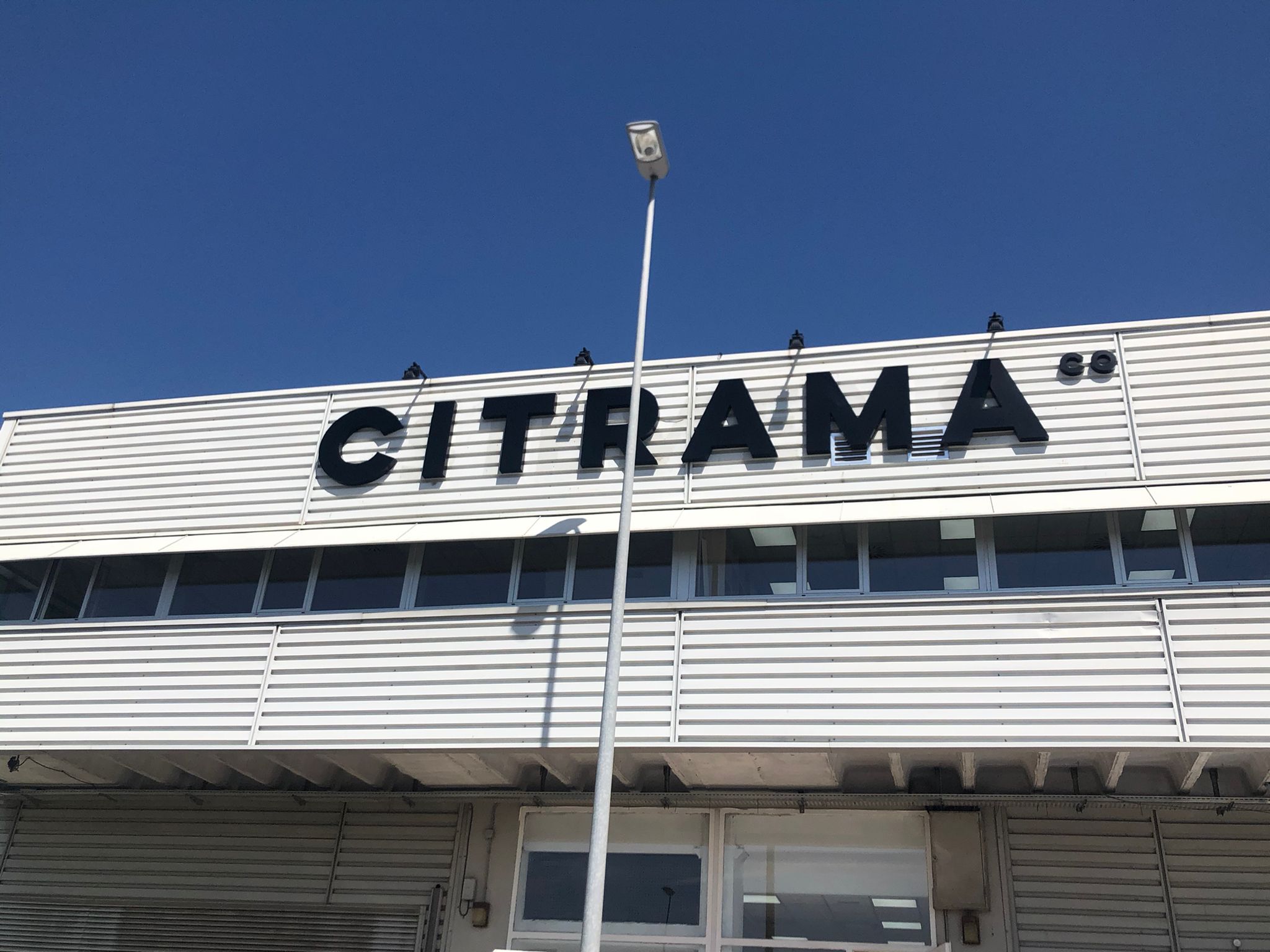 Diferencias entre letras corpóreas huecas y recortadas