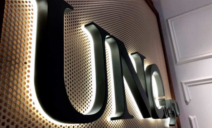 letras corpóreas con iluminación