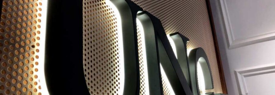 letras corpóreas con iluminación