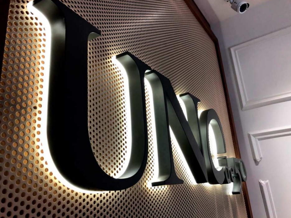 letras corpóreas con iluminación