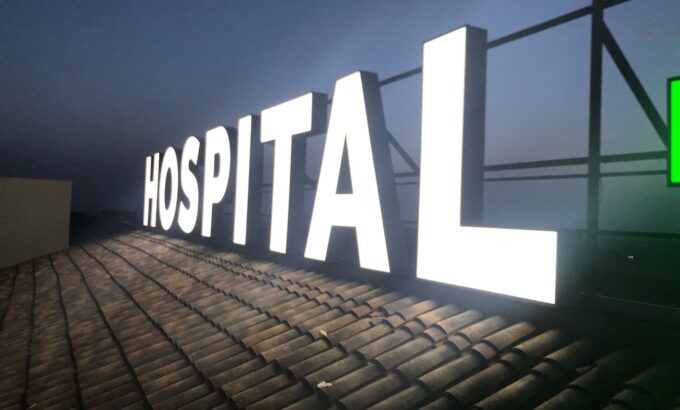 letras corpóreas con contraste en la fachada