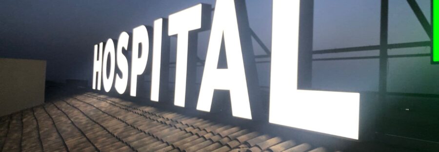 letras corpóreas con contraste en la fachada