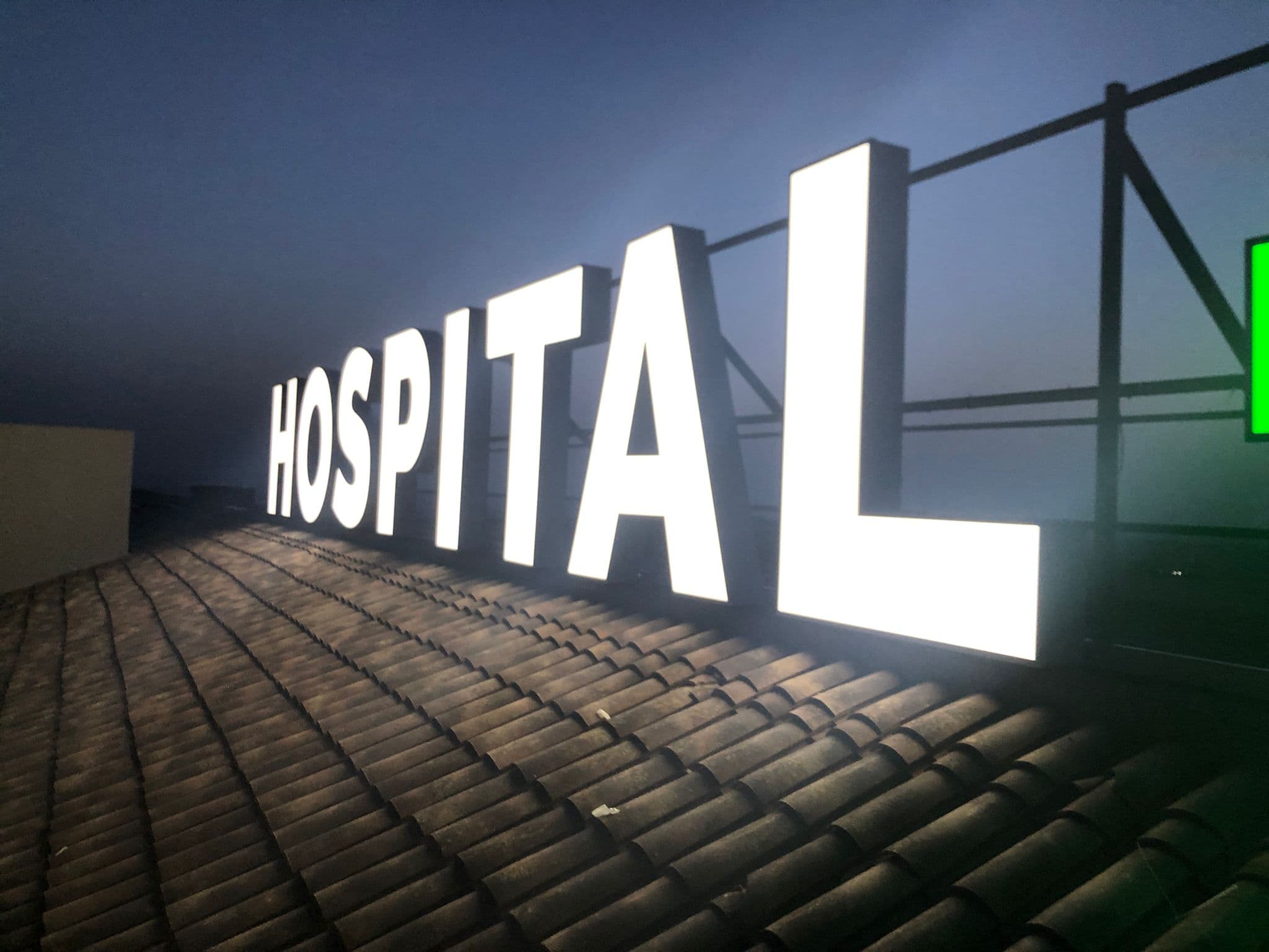 letras corpóreas con contraste en la fachada