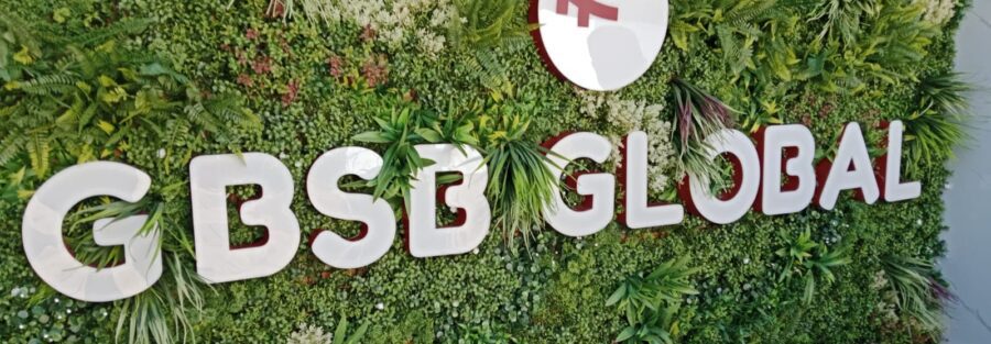 letras corpóreas sobre jardines verticales